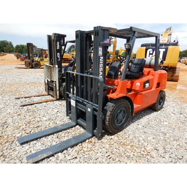 NISSAN F04B40V Forklift - Mast