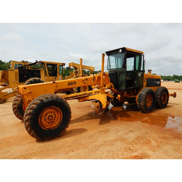 JOHN DEERE 670 Motor Grader