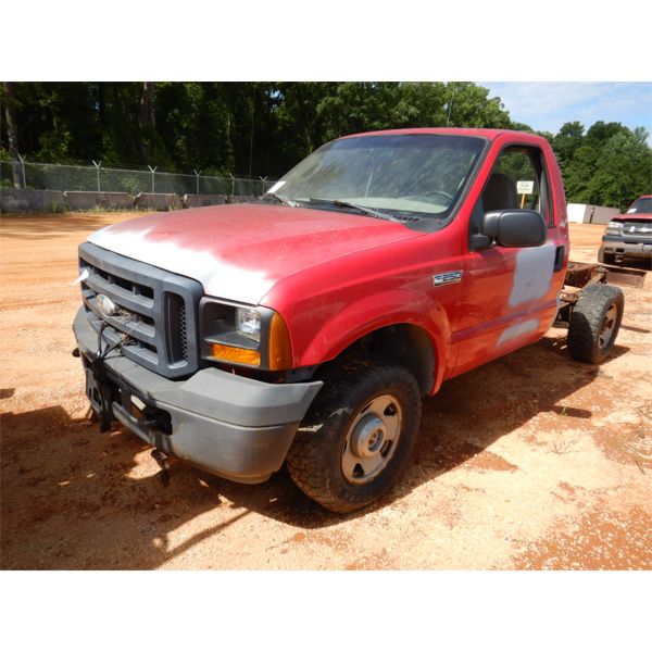 2006 FORD F250 XL Cab and Chassis Truck