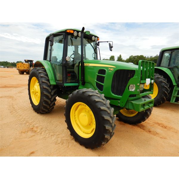 2009 JOHN DEERE 7130 PREMIUM Farm Tractor