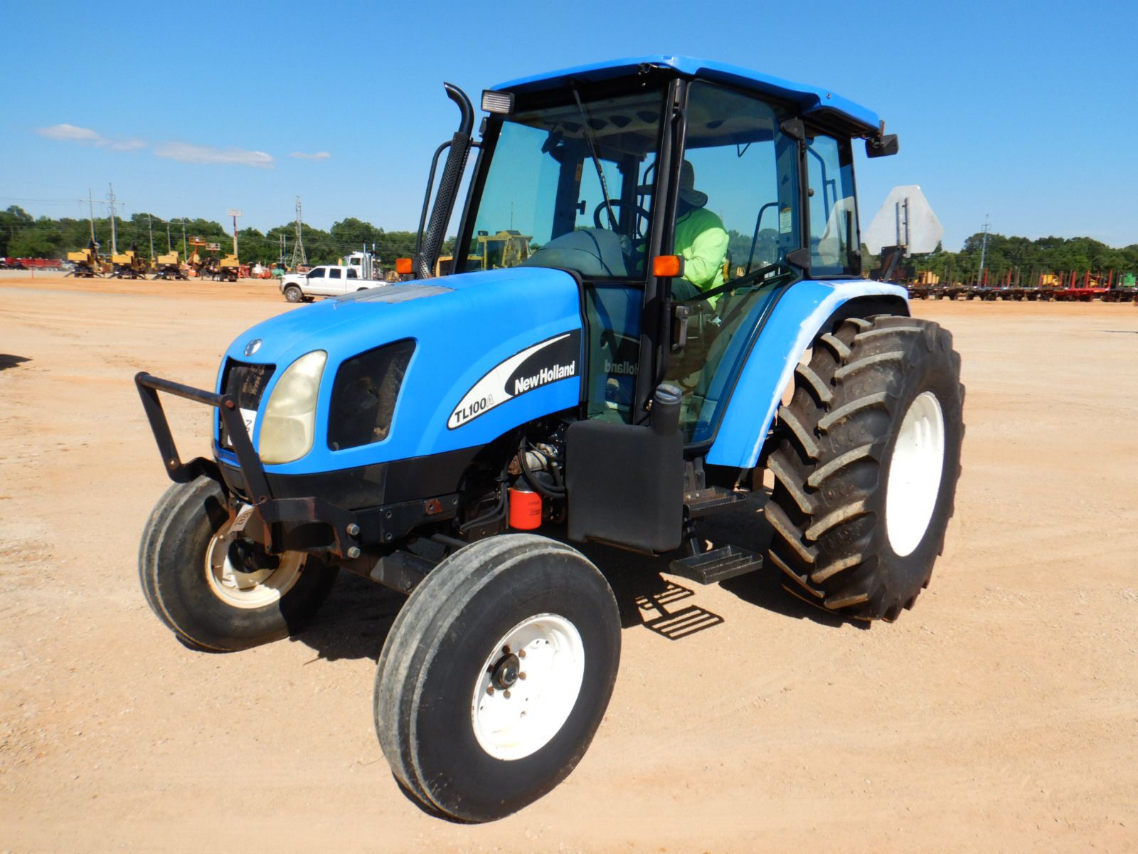 2006 NEW HOLLAND TL100A Farm Tractor J.M. Wood Auction Company, Inc.