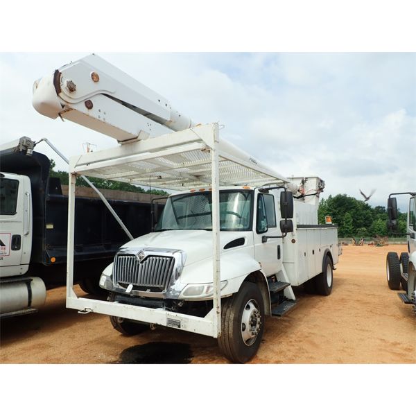2003 INTERNATIONAL 4300 Bucket Truck