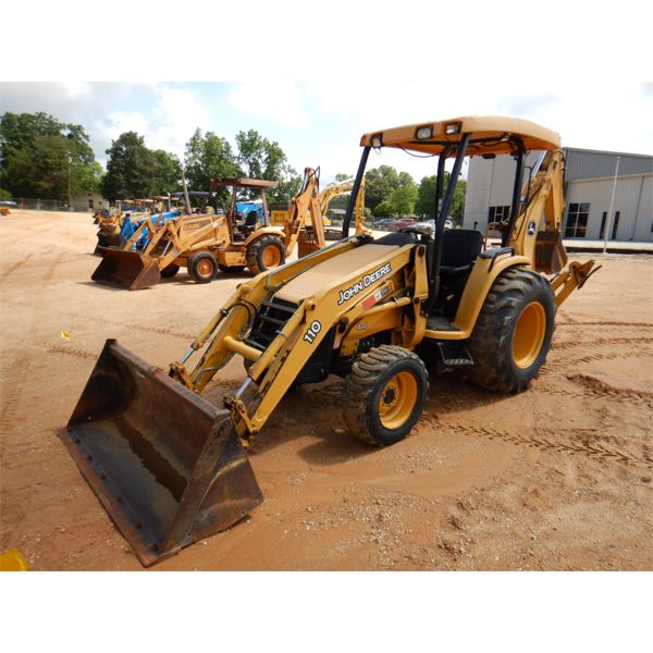JOHN DEERE 110 Backhoe