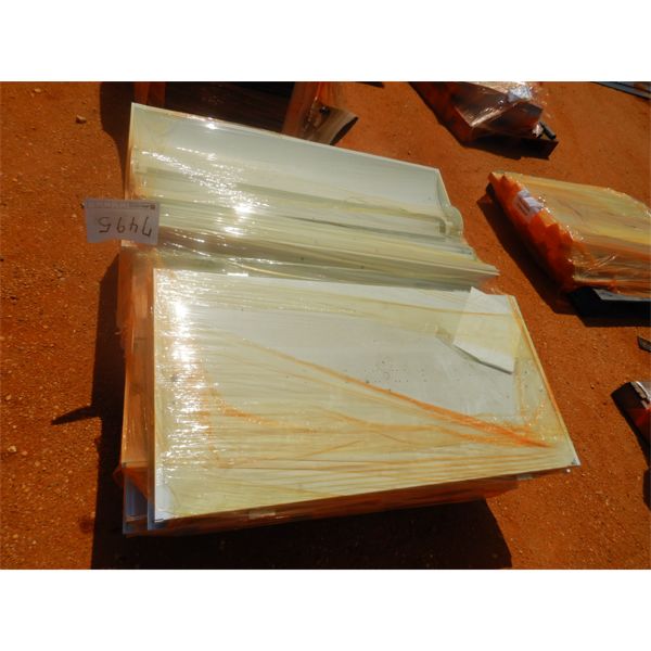 (1) PALLET FLOURSCENT LIGHT FIXTURE (B9)