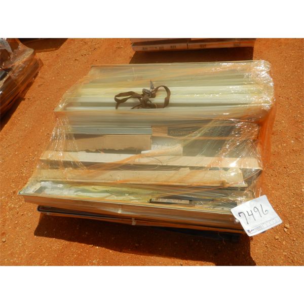(1) PALLET FLOURSCENT LIGHT FIXTURE (B9)