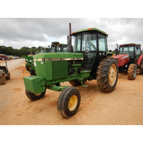 JOHN DEERE 4240 Farm Tractor