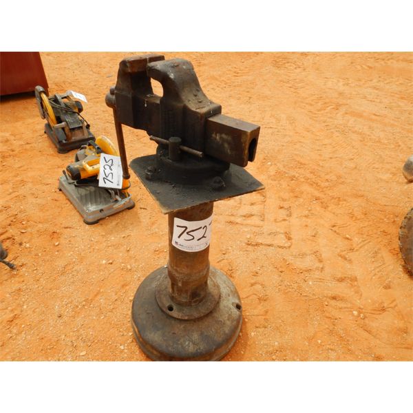 VISE MOUNTED ON STAND (B9)