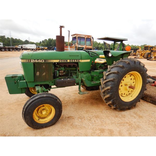JOHN DEERE 2440 Farm Tractor