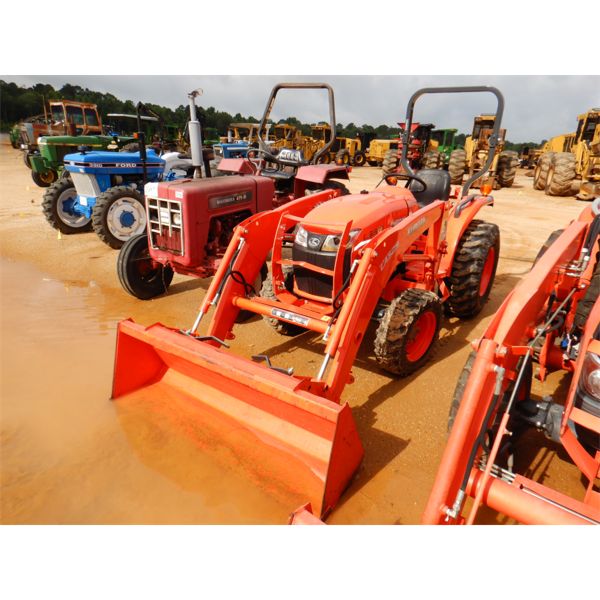 KUBOTA L3301 Farm Tractor
