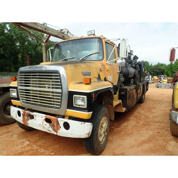 1982 FORD 8000 Fuel / Lube Truck