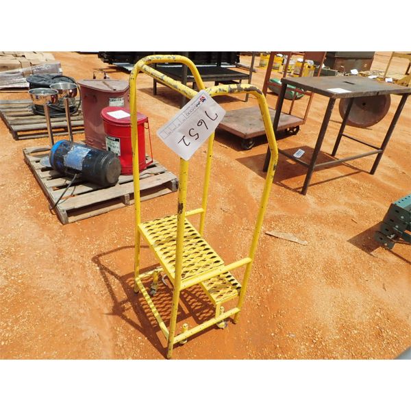 2 STEP ROLL AROUND STAND (B-9)