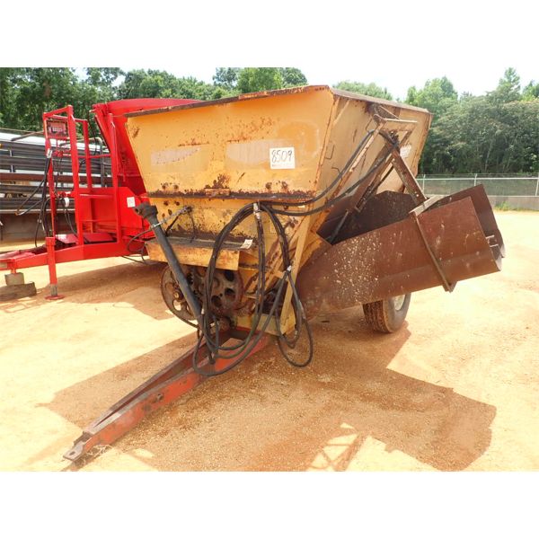 Knight towable feeder, PTO driven