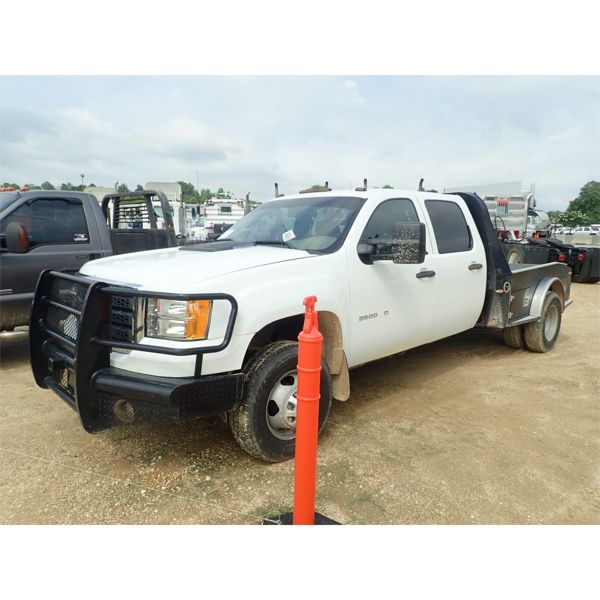 2011 CHEVROLET 3500 HD Flatbed Truck