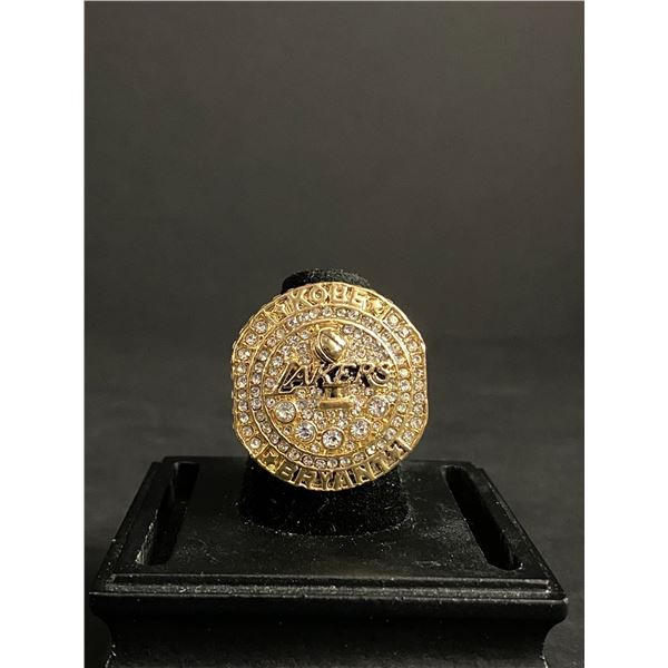 LOS ANGELES LAKERS KOBE BRYANT RETIREMENT CHAMPIONSHIP REPLICA RING