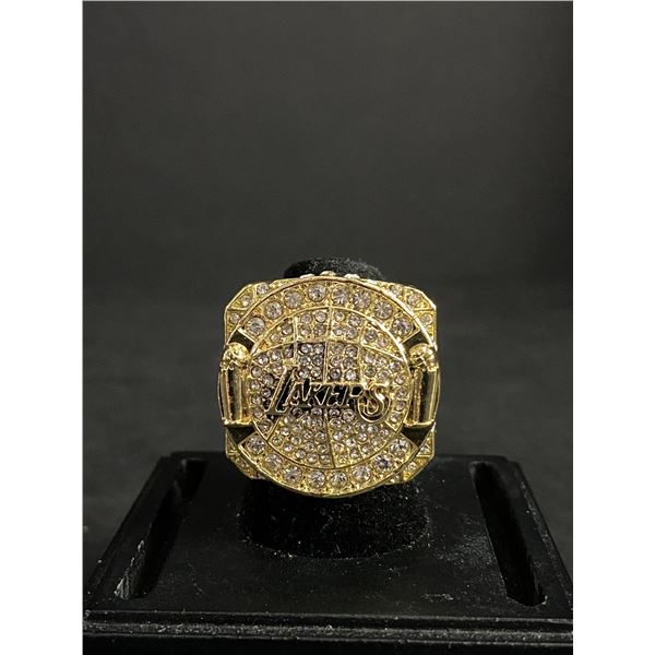 LOS ANGELES LAKERS 2010 "BRYANT" CHAMPIONSHIP REPLICA RING