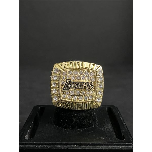LOS ANGELES LAKERS 2000 "BRYANT" CHAMPIONSHIP REPLICA RING