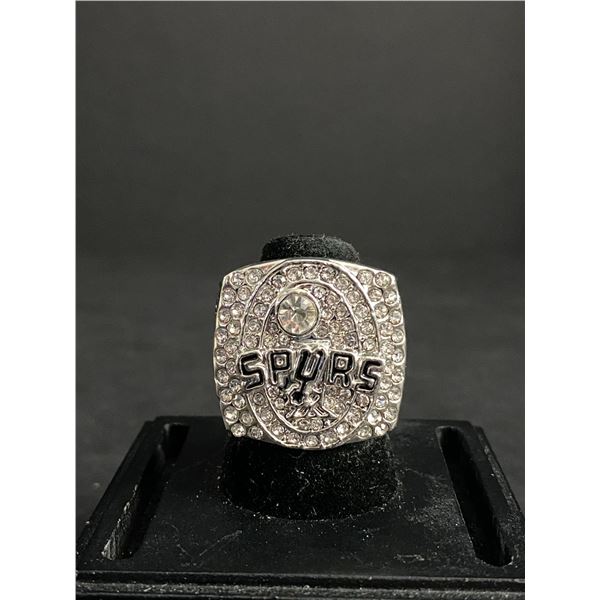 SAN ANTONIO SPURS N.B.A 2005 "DUNCAN" CHAMPIONSHIP REPLICA RING