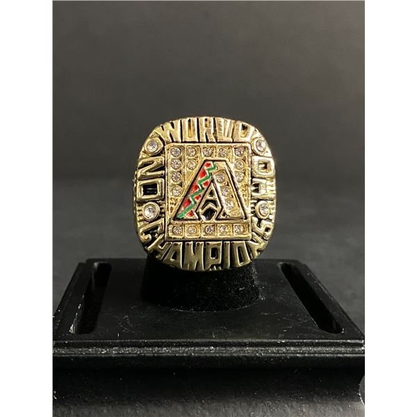ARIZONA DIAMONDBACKS M.L.B 2001 "JOHNSON" CHAMPIONSHIP REPLICA RING
