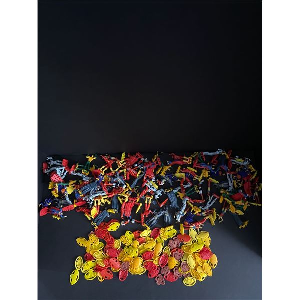 LOT OF 108 JUSTICE LEAGUE KINDER SURPRISE TOYS