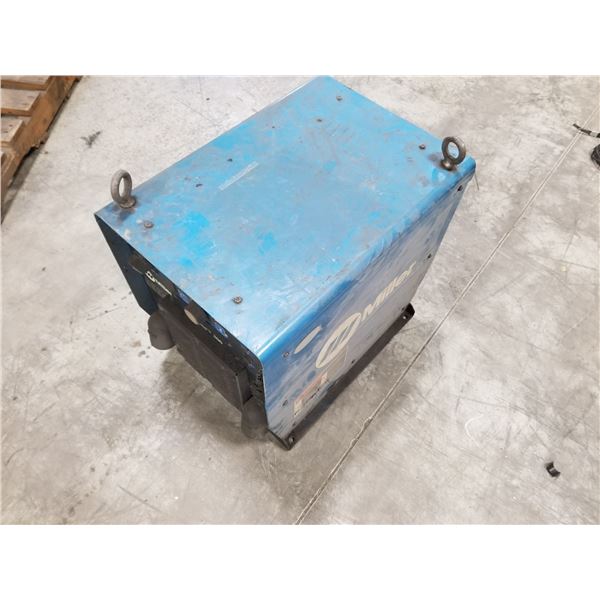 MILLER (SER# LF327888) AUTO AXCESS 300 WELDER