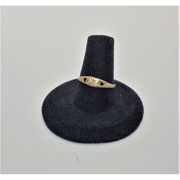 24)  VINTAGE 10 KT GOLD RING,  SIZE 7.75 FEATURES