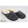 Image 1 : SIZE LARGE SLIPPERS