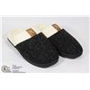 Image 1 : SIZE LARGE SLIPPERS