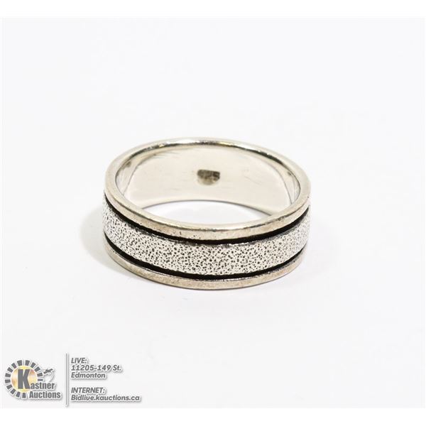 SIZE 7 1/2 SILVER RING