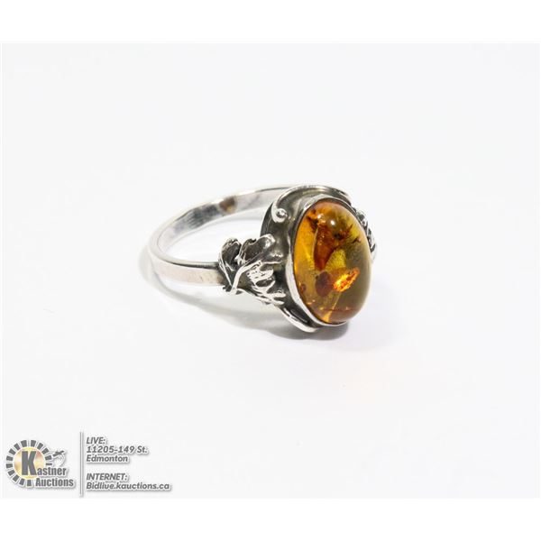 SILVER RING WITH AMBER STONE.