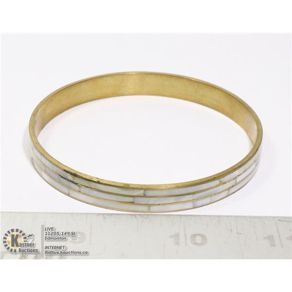 MOTHER OF PEARL BRACELET IN GOLD TONE SETTING