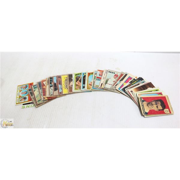 SELECTION OF VINTAGE SPORTS CARDS GORDIE HOWE ETC