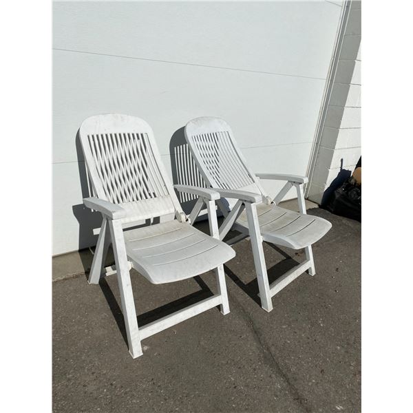2 deck folding chairs