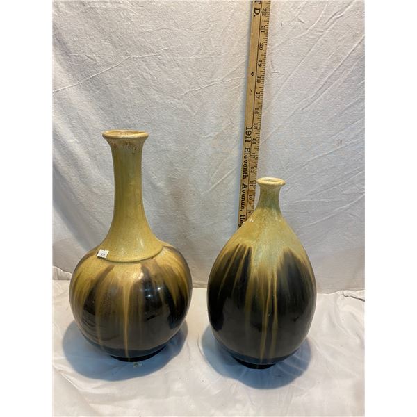 Lot of 2 vases