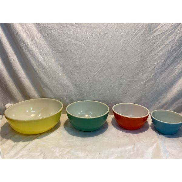 Pyrex set of 4