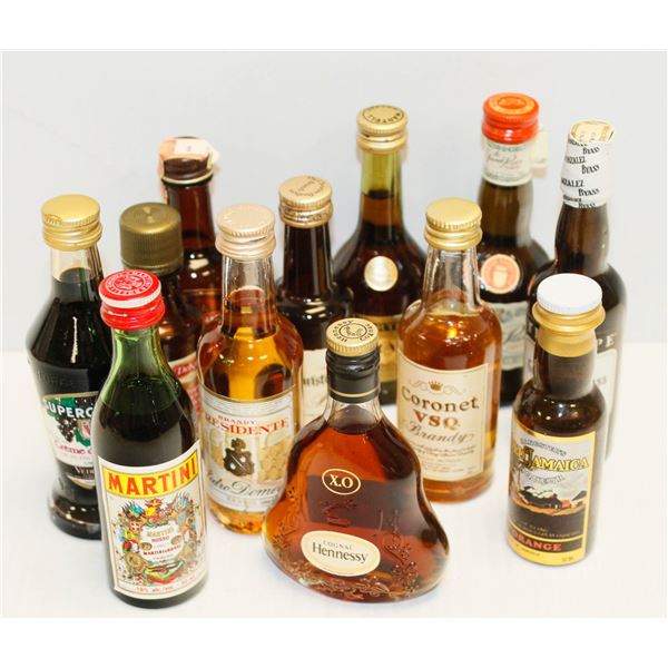 BAG WITH 12 ASSORTED 1OZ LIQUOR BOTTLES ASSORTED ALCOHOL %