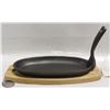 Image 2 : NEW 9" X 5" CAST IRON STEAK OVAL W/ WOODEN TRIVET