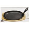 Image 3 : NEW 9" X 5" CAST IRON STEAK OVAL W/ WOODEN TRIVET