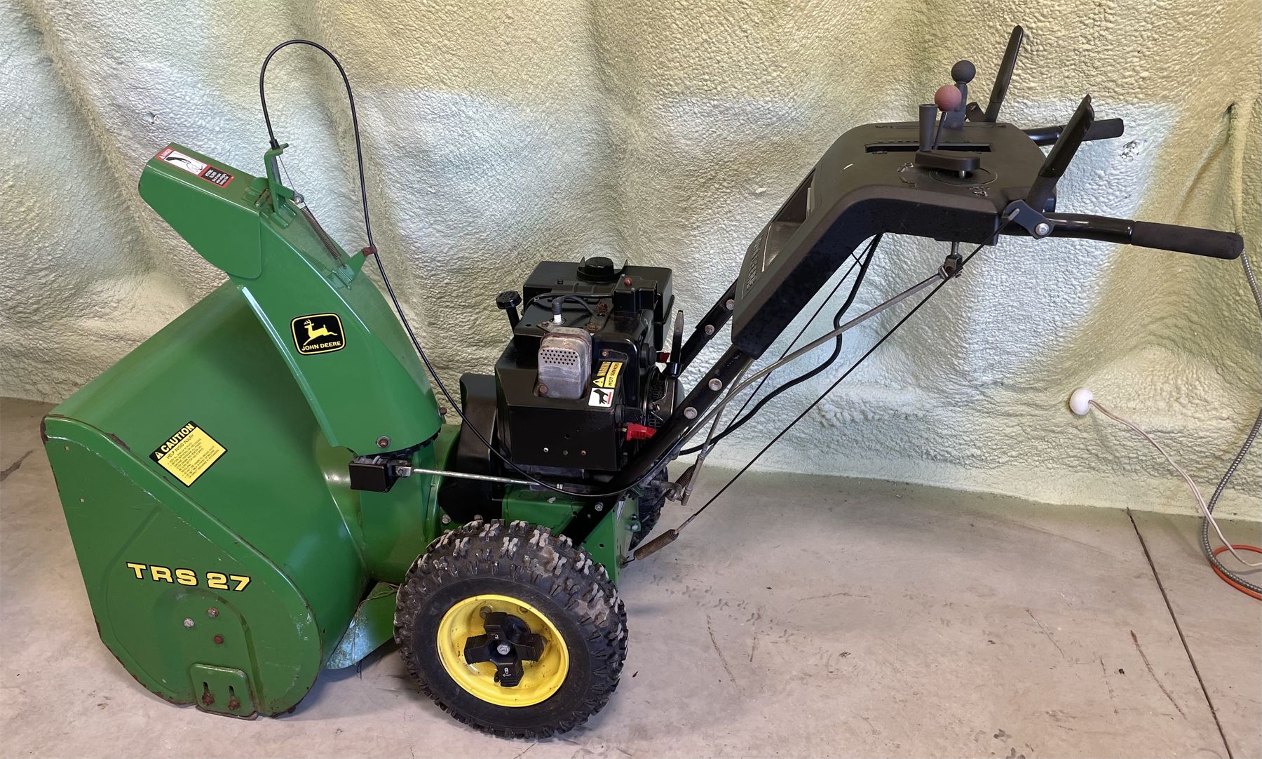JOHN DEERE TRS27 WALK BEHIND, SELFPROPELLED SNOW BLOWER JOHN DEERE TRS27 WALK BEHIND, SELFPROPELLED SNOW BLOWER