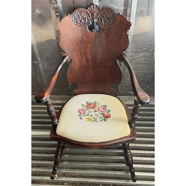 ANTIQUE QUEEN STYLE ROCKING CHAIR - EXCELLENT DETAILS