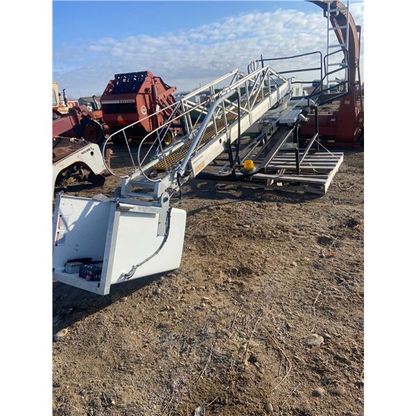 Warwick Ladders Inc. 2011 H 31' 2" - Reach 21' 10" Telelift Model TTS-20-5-GY has all controls and m