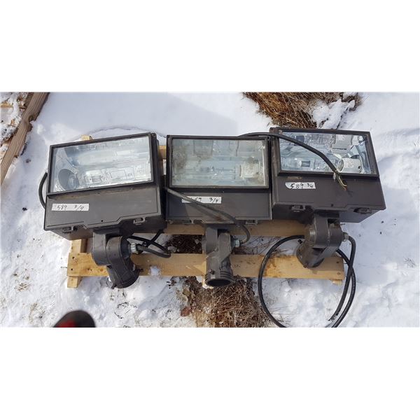 3 Outdoor Lights 15" X 13"