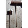 Image 2 : 2 Shovels 1 Broken Handle