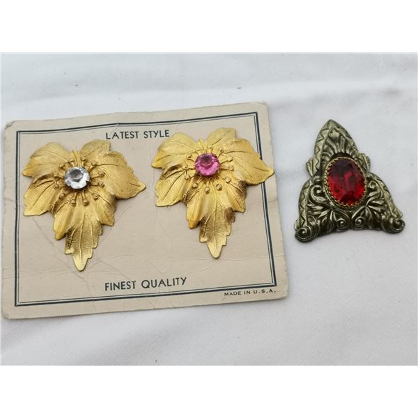 Card of vintage dress clips