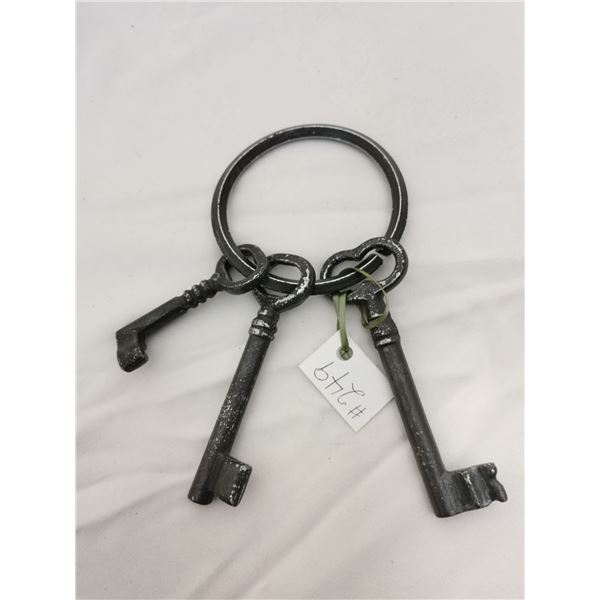 Ring with 3 large keys