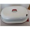 Image 3 : White and red enamel roaster, 18” long