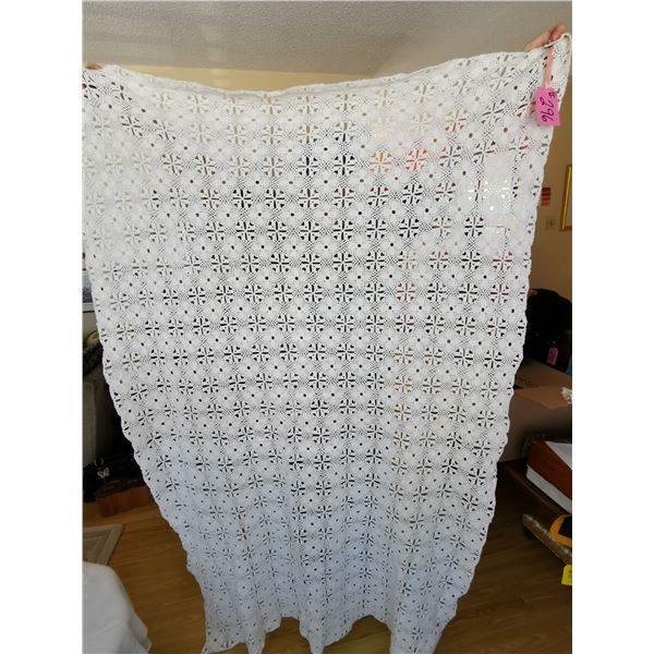 Crocheted tablecloth 88”x116”, very good condition