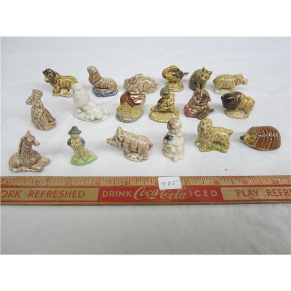 18 Wade Figures decent condition