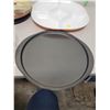 Image 3 : Serving platters, pizza baking pan, decorative plate etc