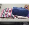 Image 1 : 4 large throw blankets