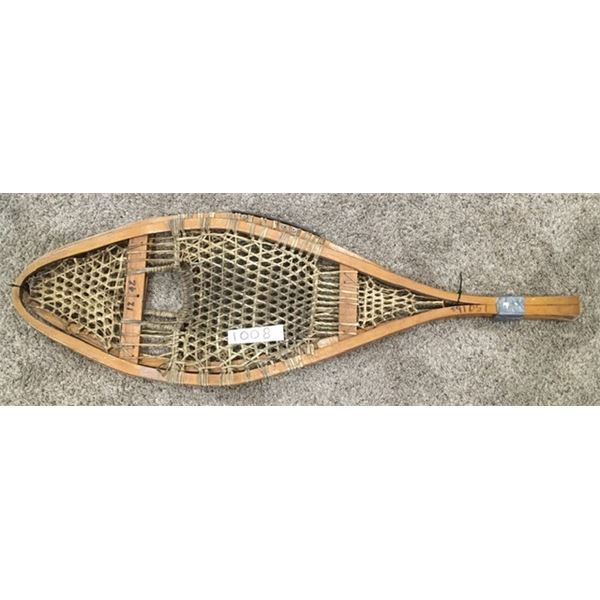 1008 - Wooden snowshoe pair